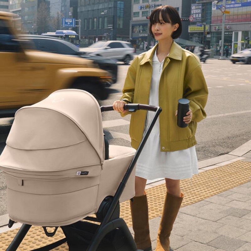 Bugaboo Dragonfly babakocsi mózeskosárral városi környezetben