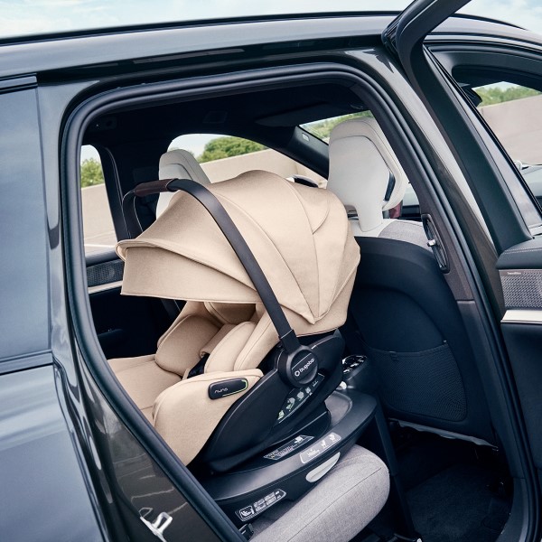 Bugaboo Otter by Nuna autósülés egy autó hátsó ülésén
